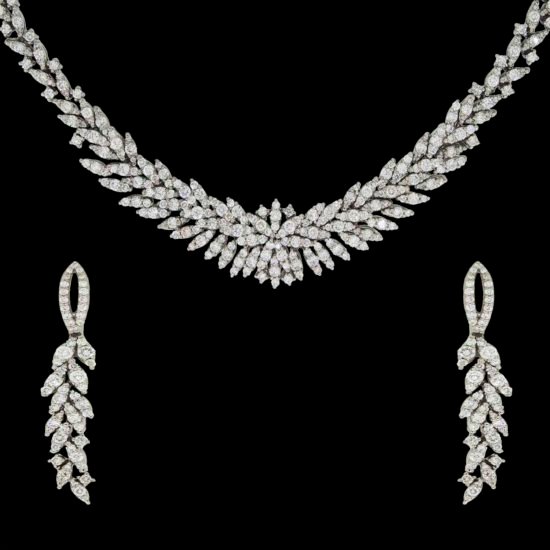 Gold necklace set with diamonds