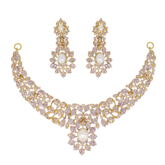 Necklace set with pearls and zircons