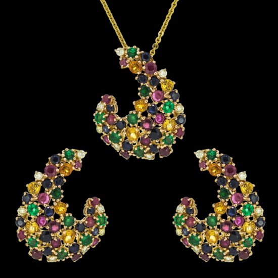 Pendant set studded with diamonds and mic color gemstones