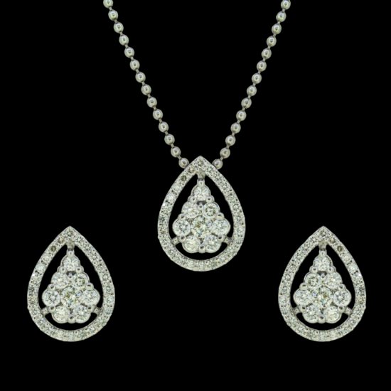 Gold pendant set with diamonds