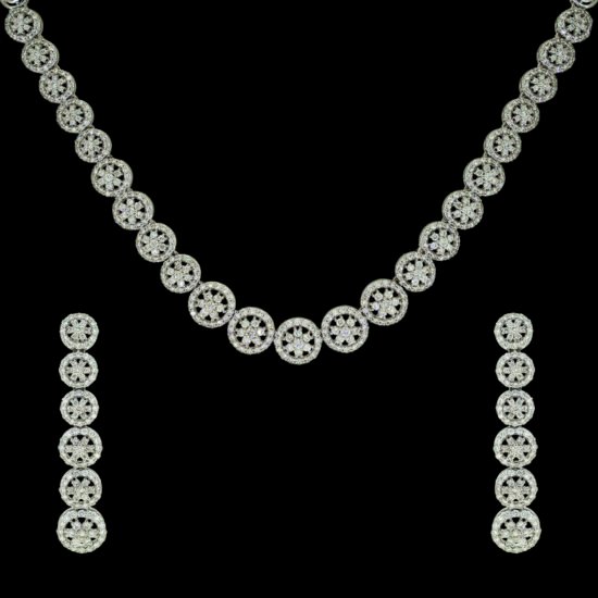 Gold necklace set with diamonds