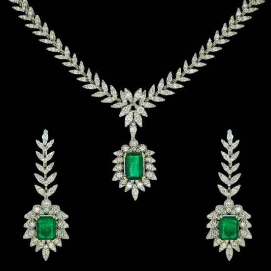 Necklace set with diamonds and emerald