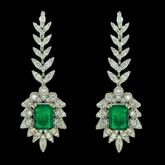 Earring with diamonds and emerald