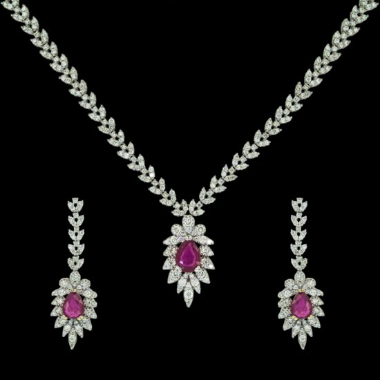 Necklace set with diamonds and ruby