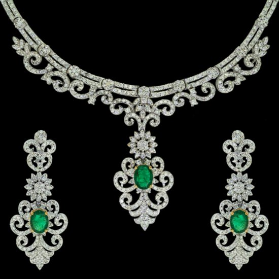 Necklace set with diamonds and emeralds