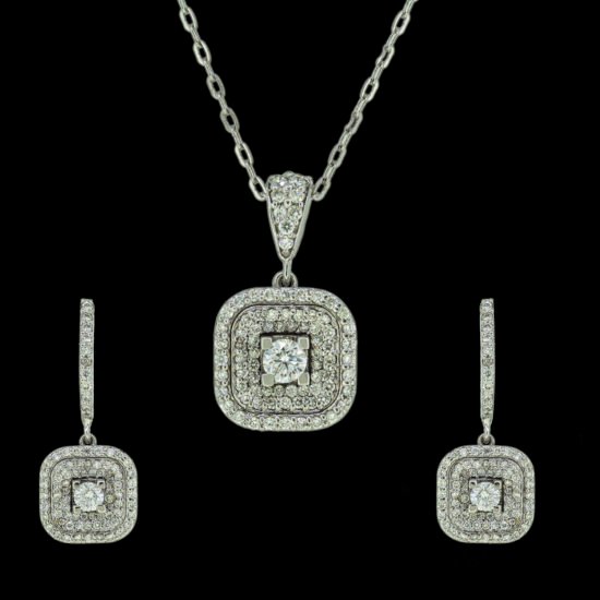 Pendant set with diamonds