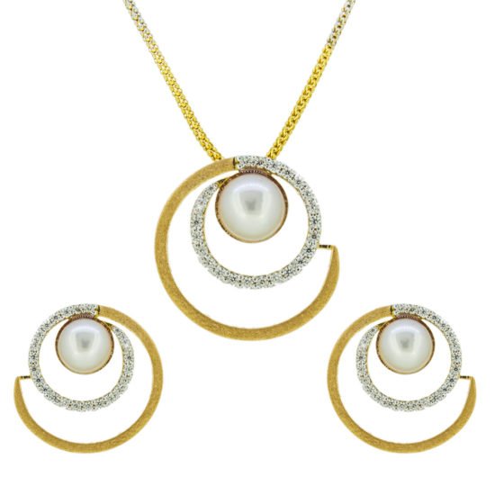 gold pendant set with pearl and zircons