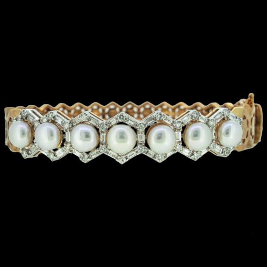 Gold bracelet with diamonds and fresh-water pearls